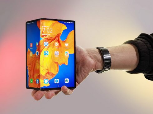 ファーウェイ、世界初の三つ折りスマホをまもなく発売？ 実物らしきデバイスが目撃される