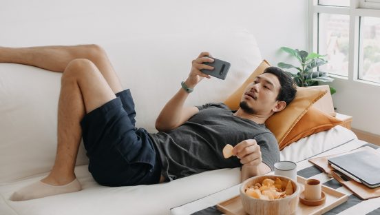「スマホ＋サブスク」の必須2大サービスはどこのセット契約がお得？