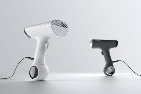 「空気のアイロン台」を作りだす!? 吸い付いてシワのばす「吸着式衣類スチーマーMorus V6」