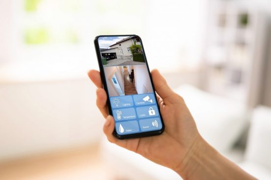 スマートホーム化で外出先から自宅警備！防犯のプロが教える初心者向けの構築術とおすすめ機器