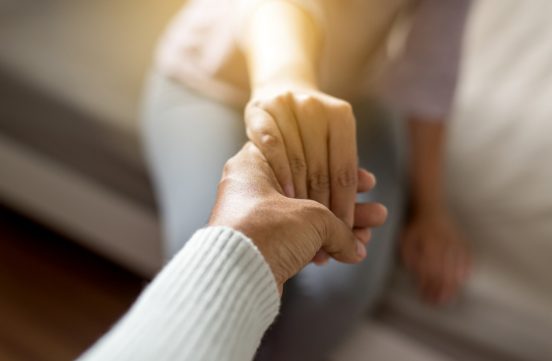 ビデオ通話の次は何？「手をつなぐ」技術を英大学が研究中