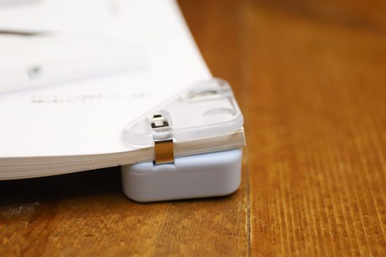 ハンズフリーでページを固定するブックストッパー「カドノオモクリップ」の目立たずぶらさがって抑え込む斬新な仕掛けとは？