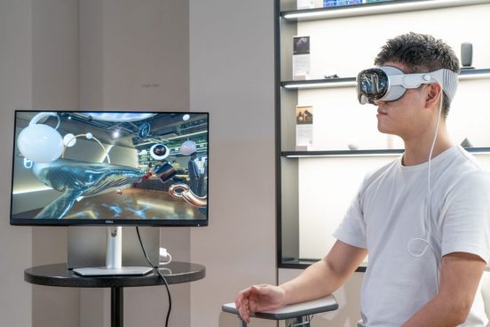 海中でクジラや熱帯魚を眺めながら加熱式たばこを愉しむ⁉︎ Apple Vision Proを活用した空間映像体験「Ploom Dive」は半端ない