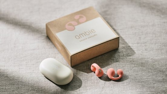 装着性をアップデート！ “ながら聴き”できるイヤカフ型ワイヤレスイヤホンambie「AM-TW02」