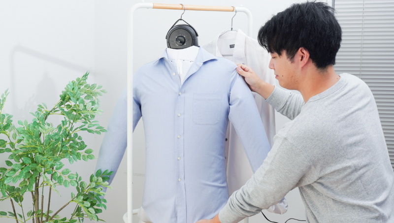 シャツのアイロンがけが不要に！ ハンガー型に進化したサンコーのシャツ乾燥機「アイロンいら～ず」