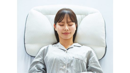 横向き寝派に朗報！ 昭和西川「肩想いまくら」がリニューアル