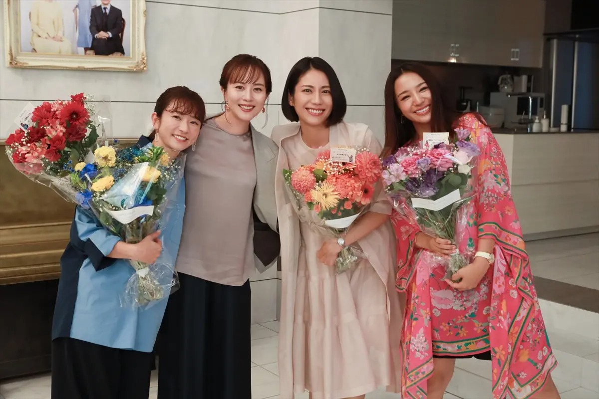 『スカイキャッスル』松下奈緒、木村文乃、比嘉愛未、高橋メアリージュン、小雪が笑顔でクランクアップ「何の後悔もない！」