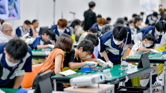 島根富士通開催の「パソコン組み立て教室」に参加。キッズに交じって「パソコン組み立て」！ 体験を通じ、「匠の技」の凄みに触れる