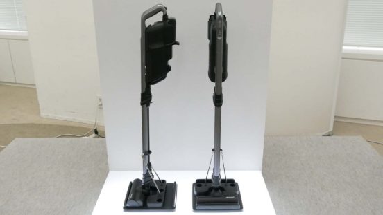 手を汚さずに捨てられる！ シャープの紙パック式スティック掃除機のストレスフリーな使い勝手