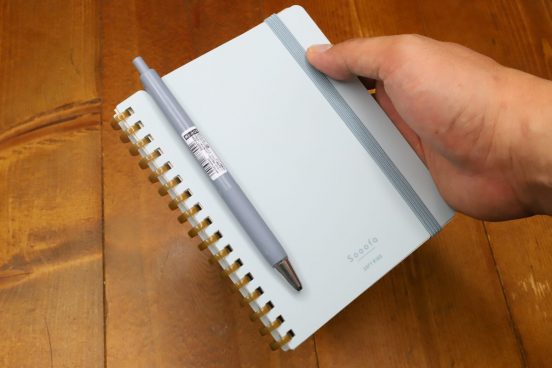コクヨ「Sooofa(スーファ)」でメモは全部賄える！机上でも携行時も絶妙にハマる新サイズとソフトリングのなせる技とは？