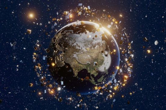 1億個が時速2万5千キロで浮遊…宇宙ゴミ(スペースデブリ)の脅威と地球規模の対策とは？