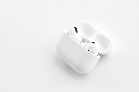 アップル、カメラ付きAirPodsとスマートグラスを2027年に投入!?