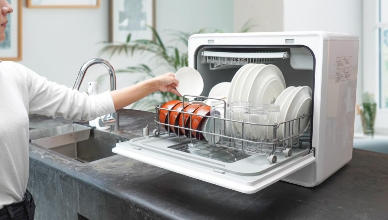 工事不要！ 設置するだけですぐ使えるタンク式食洗器「ラクア ファミリーワイド」