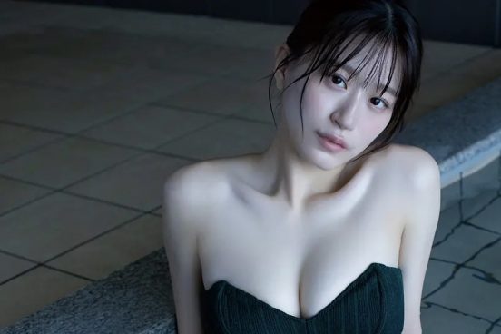NMB48上西怜、黒のチューブトップビキニで色白美バスト披露【独占カット】