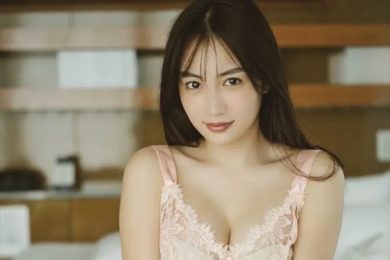 黒木ひかりが「BRODY」に初登場　素肌きらめく美ボディ披露