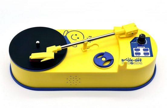 見よ、あふれ出る「BOOKOFF」感を！ ブックオフ初のオリジナルレコードプレーヤー