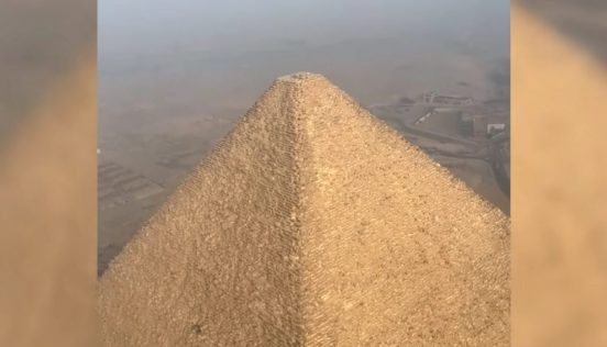 パラグライダーに乗った冒険家、ピラミッドの上空で目を丸くした理由とは!?