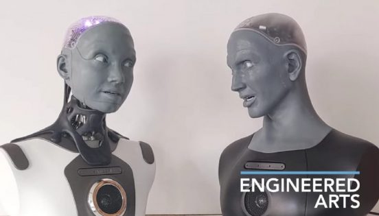 人型ロボット同士の会話が実現！ 最高のジョークを飛ばしてくれた