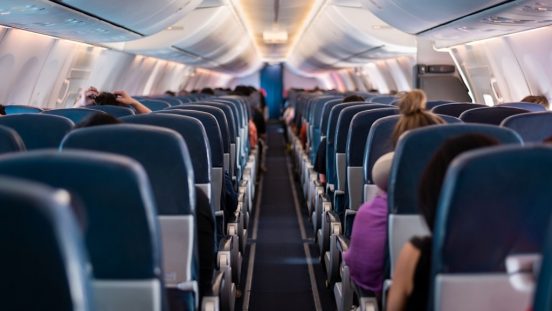 飛行機の座席は右側と左側で広さが異なる！ 英消費者団体が大発見