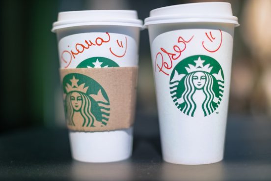 業績不振の米スターバックス、20万本のペンを使う立て直し戦略とは？
