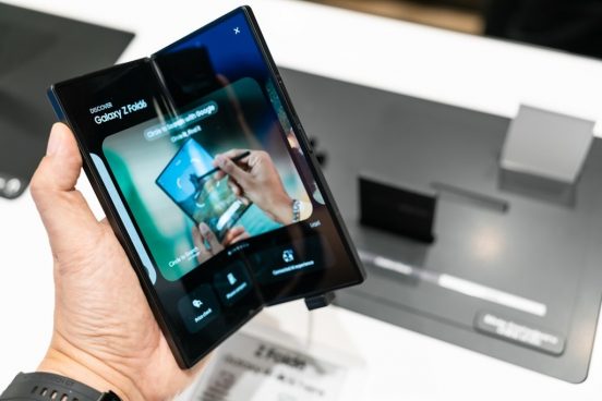 「Galaxy Z Fold SE」、折り目の美しさに絶賛の嵐！