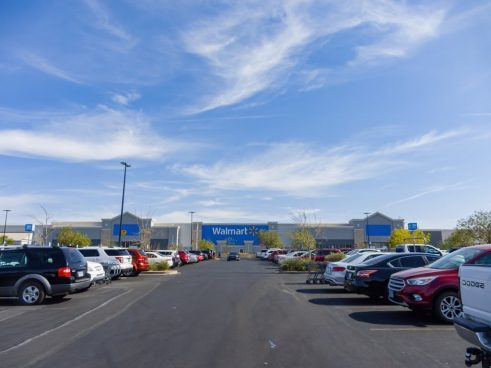 米の大型スーパー、駐車場も広大なのに歩いても疲れない二つの理由とは？