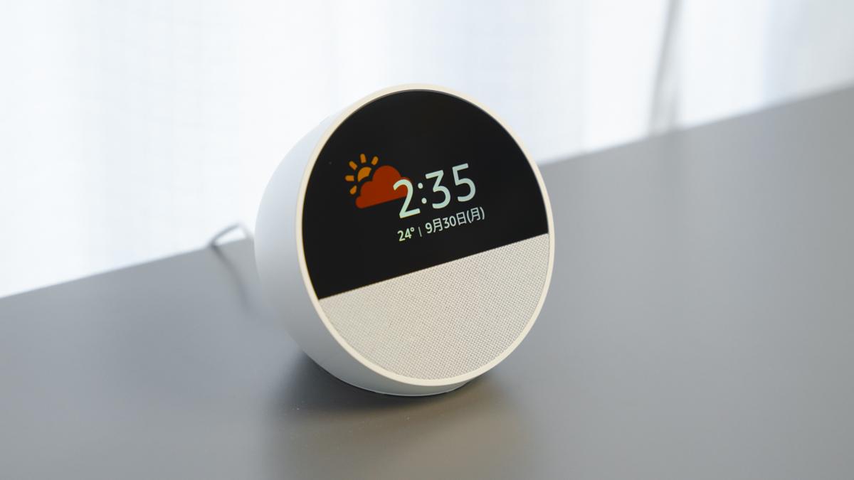 新型スマートスピーカー「Echo Spot」は機能も見た目もとにかくミニマル。表示しすぎないディスプレイとコンパクトさのおかげで枕元適正高し