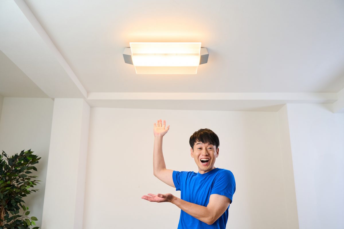 蛍光灯が2027年末製造・輸出入禁止に！ 家電芸人が体験、パルック LEDシーリングライトに器具ごと交換のススメ！