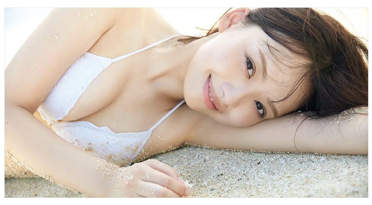 日向坂46濱岸ひより、ピュアな白ビキニ姿でビーチにごろん　1st写真集「もしも」先行カット公開