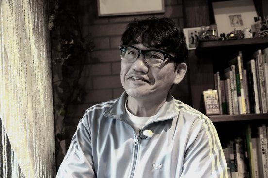 昭和レトロな空間“純喫茶”をこよなく愛する、ずん・飯尾和樹。「“1時間に1杯は頼む”独自のルールを設けています」