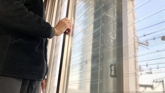 このクリアなパネルがあれば、自宅の窓が「二重窓」に変身！ 窓からの冷気をカットしてくれるんです