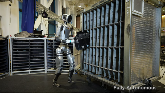 最新人型ロボット、文句を言わずに黙々と働く姿を披露！