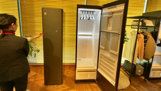 「衣類ケアを完結させる」ロッカー状の家電「LG Styler」最新モデルがスチーマーを搭載！