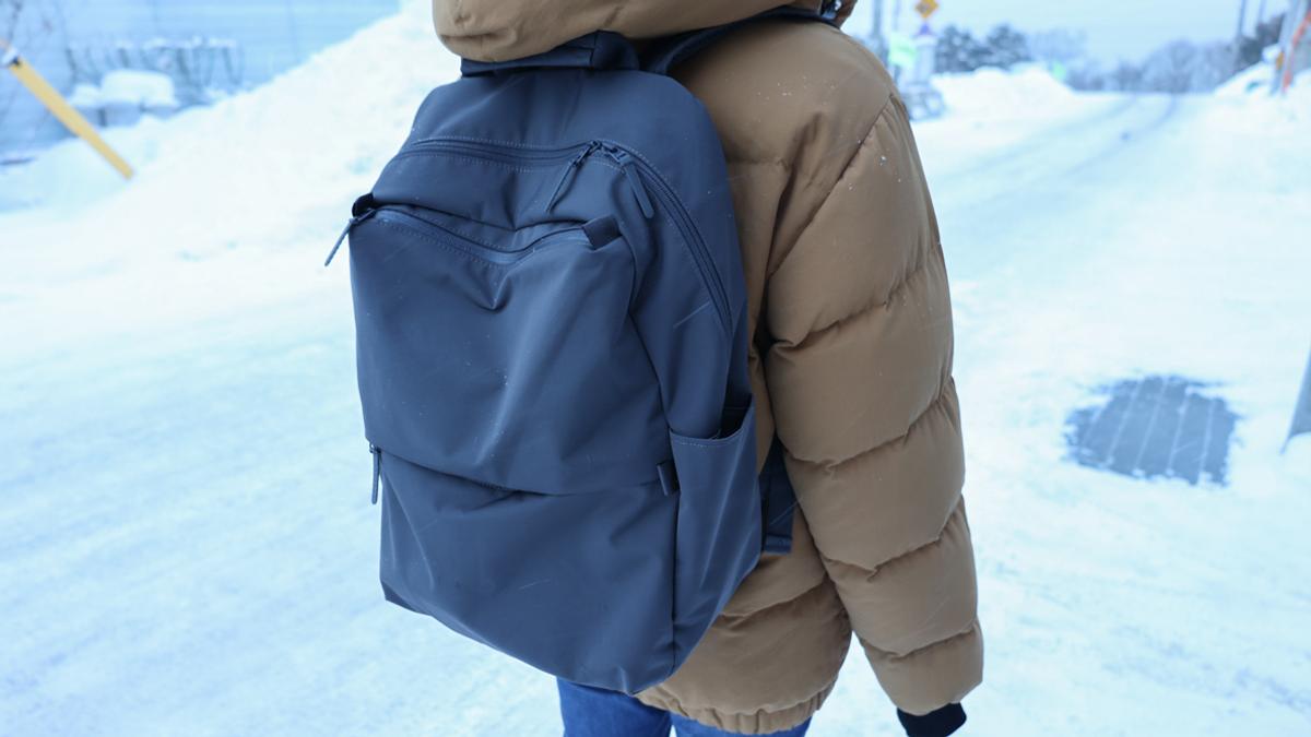ユニクロの「シンプルなバックパック」が毎日使いに最高な理由。欲しい機能が揃っているんだ