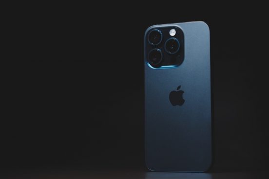 「iPhone」だけ勢いが戻らない！ 世界のスマホ市場で苦戦が続く