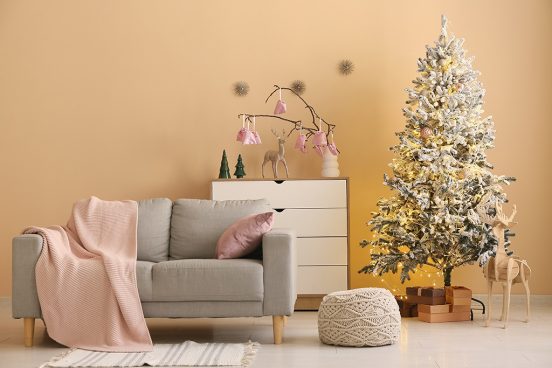 日本の住宅事情に合う「クリスマスツリー」の選び方とインテリアから逆算する飾り方