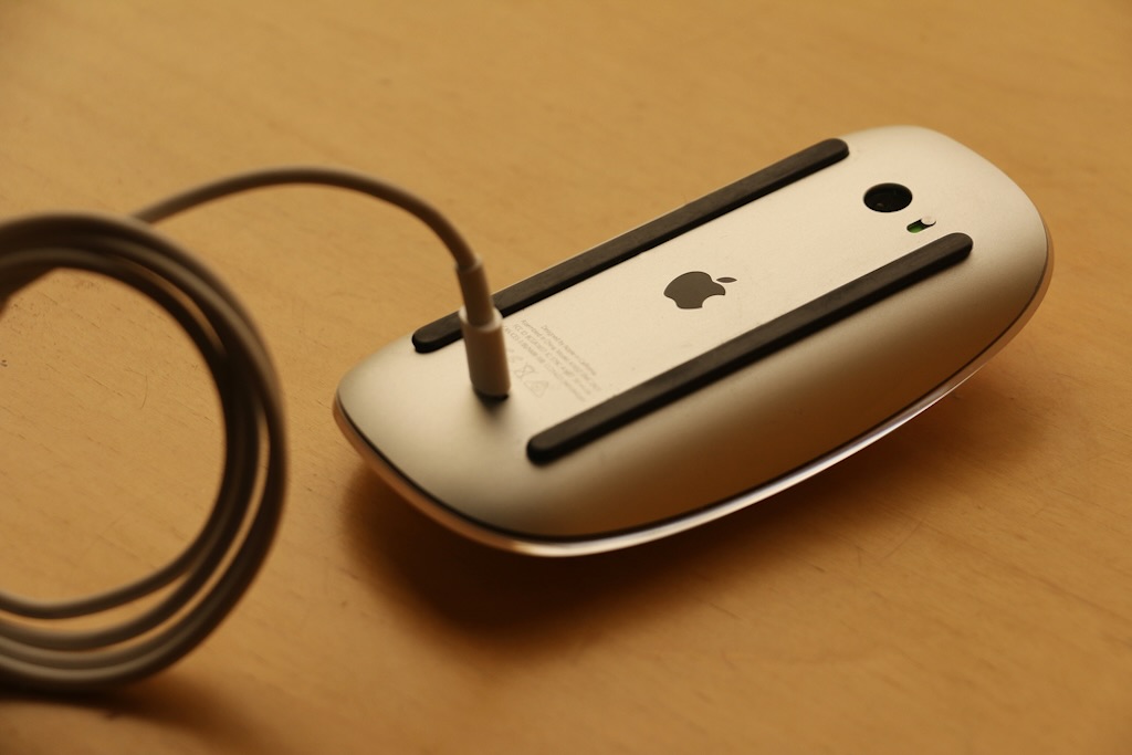 アップル、「Magic Mouse」を再設計へ。ついに充電ポートの位置を変える!?