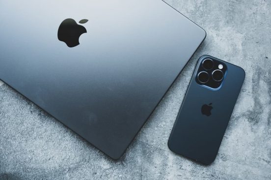 iPhoneとMacBookの「折りたたみ版開発計画」、ディスプレイに進展!?