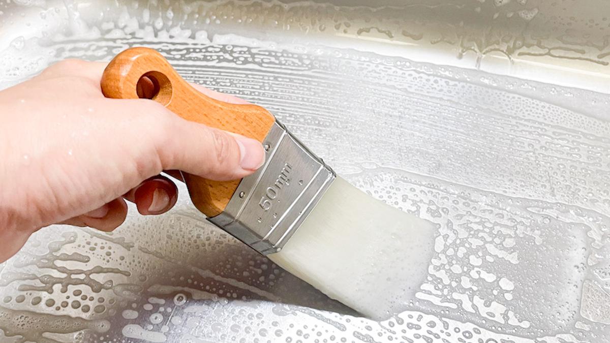 キッチン掃除は「プロ監修のブラシ」にお任せ！撫でるだけで汚れがサッと落ちるんです