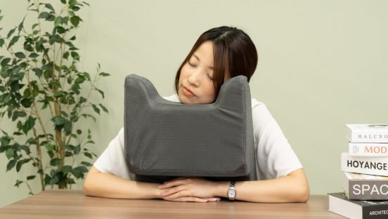 デスクで仮眠とる人必見！ 楽な姿勢で寝られる“お昼寝”抱き枕