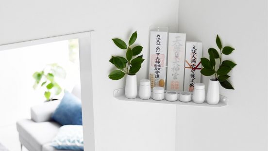 ピンで取り付けだから賃貸でもOK！ 部屋の“すみ”を有効活用できるモダンな神棚