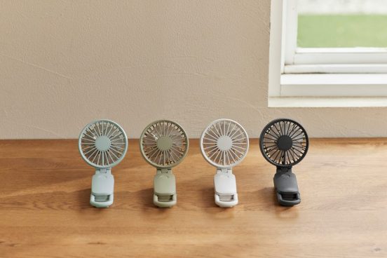 鍋でほてった身体にどう？「リズム風」が心地よいハンディファン「Silky Wind Mobile 3.2」