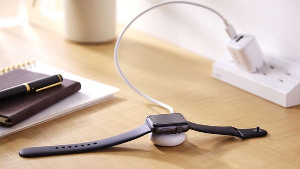 Apple Watchを高速充電できるUSBケーブル付きの磁気充電アダプター