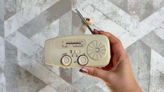 スリーコインズ「手回し式スマホ充電ラジオライト」。日常での使い勝手はいかに？