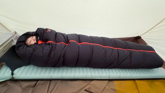 冬のテント泊は「マット選び」が重要！ 軽い・小さい・暖かいが揃ったスリーピングマットで雪の上でも底冷え知らず