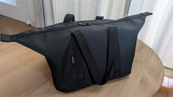 「コンビニ弁当が傾いてしまう問題」は山崎実業の保温トートバッグで解決。これからの季節にぴったりな機能もあるよ