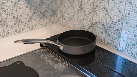 山崎実業の「壁にすき間を作らないカバー」でキッチンの汚れを防止！大掃除後のキレイが続く