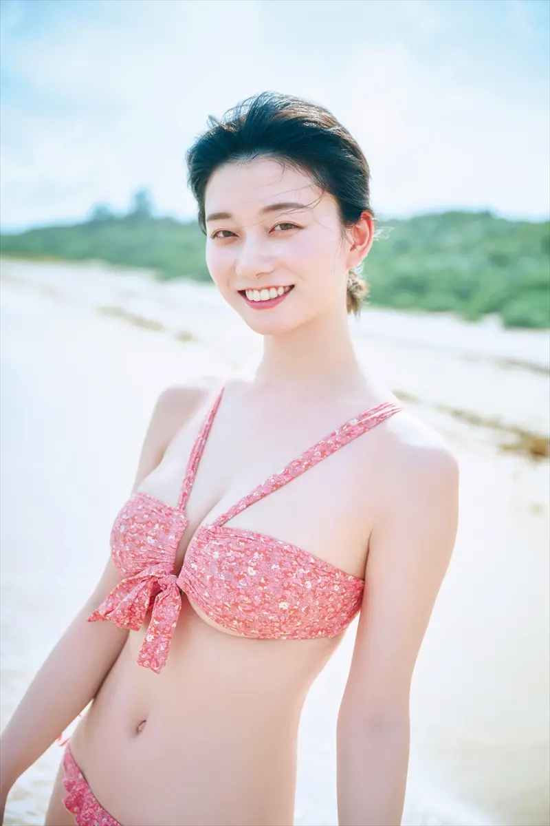 瀬戸環奈1st写真集『emerald』撮影:岡本武志