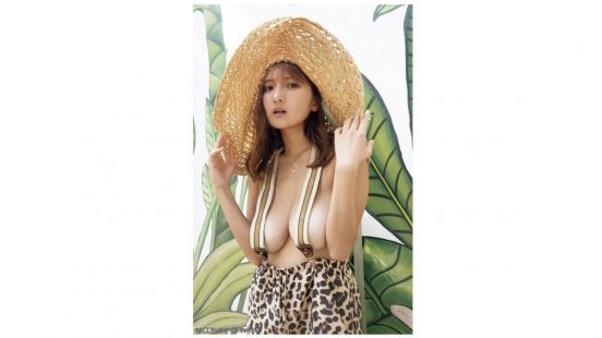 やわらかGカップ・三田悠貴、セクシーすぎる裸サスペンダーで美バストほぼ見え　1st写真集『み・た・い？』【独占カット】