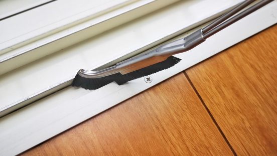 家中の「隅・角・溝」がJ型ブラシですっきりキレイに！大掃除がぐんとラクになりそうだ
